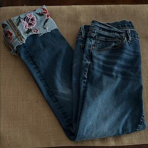 DRIFTWOOD Blue Jeans with Floral Embroidery